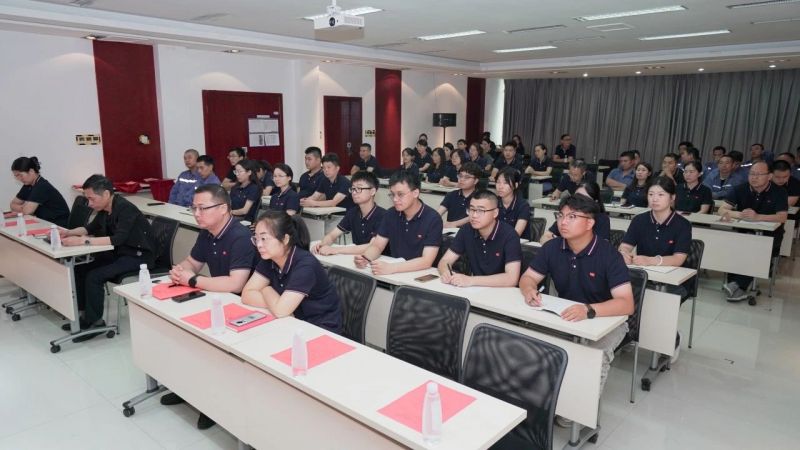 奮戰三十天，全面完成(cheng)公(gong)司(si)關鍵指标｜新(xin)科(ke)起重(zhong)召開工(gong)作(zuò)總結表彰大(da)會